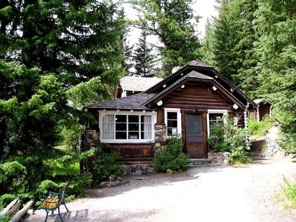 A la foto es mostra l'objecte Rustic Family Cabin Nestled Among the Towering Trees in Idaho situat a la ciutat de Staley Springs.