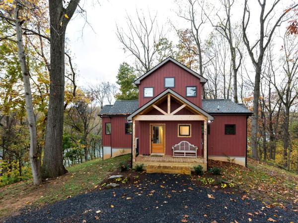 A la foto es mostra l'objecte Exquisite Sunny Cabin Rental with a Hot Tub in Front Royal, Virginia situat a la ciutat de Linden.