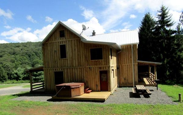 Nella foto è visibile l'oggetto Spacious Log Cabin Rental with Hot Tub in Cranesville, West Virginia situato nella città di Hazelton.