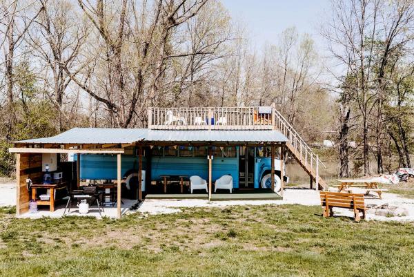 A la foto es mostra l'objecte Rustic Bus Accommodation Perfect for Glamping in Missouri situat a la ciutat de Saint Clair.
