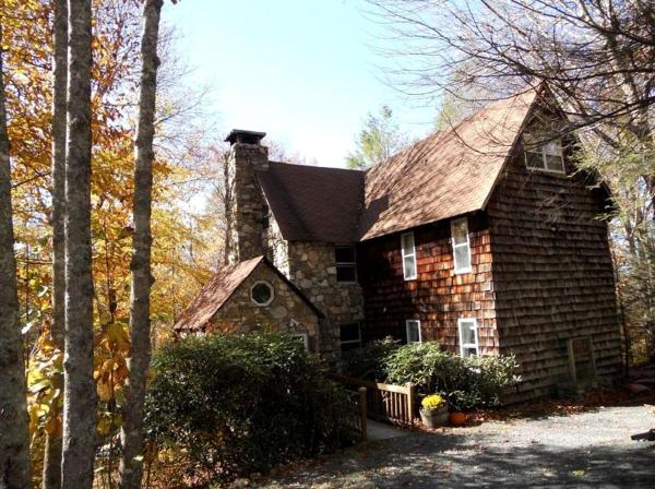 Na fotografii je vidět objekt Rustic and Private Family Cabin Rental on Beech Mountain, North Carolina nacházející se ve městě Beech Mountain.
