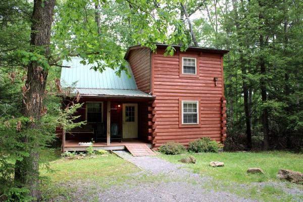 Auf dem Foto ist das Objekt Enchanting Country Cabin Rental near Oak Hill, West Virginia in der Stadt Victor zu sehen.