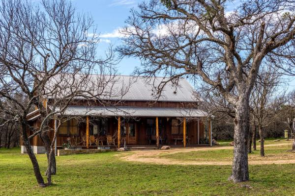 Auf dem Foto ist das Objekt Glamping Cabin Rental for Groups on Lake Buchanan in Texas Hill Country in der Stadt Bluffton zu sehen.