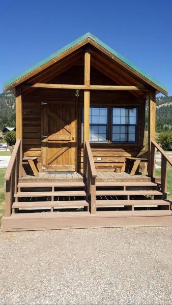 A la foto es mostra l'objecte Spectacular Lakefront Wooden Cabin near West Yellowstone, Montana situat a la ciutat de Lakeview.