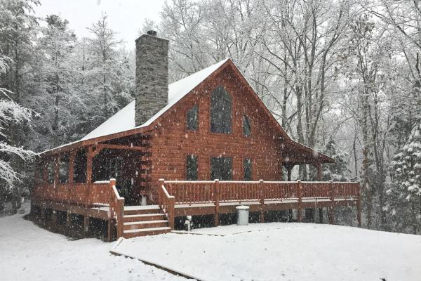 A la foto es mostra l'objecte Spectacular Log Cabin Rental near High Bridge Trail State Park in Farmville, Virginia situat a la ciutat de Crewe.