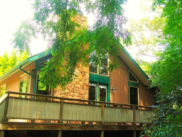 Na foto é possível ver o objeto Riverfront Cabin Rental with a Private Beach on Youghiogheny River near Pittsburgh, Pennsylvania localizado na cidade de Confluence.