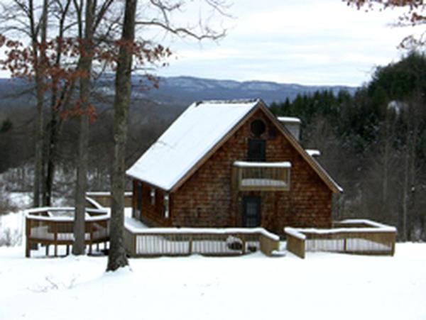 A la foto es mostra l'objecte Cabin Rental with Hot Tub in the New River Gorge Region of West Virginia situat a la ciutat de Oak Hill.