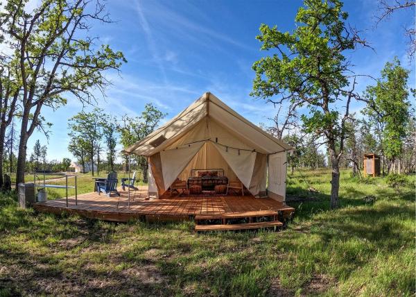 A la foto es mostra l'objecte Spacious Tented Cabins Perfect for Couples in Dufur, Oregon situat a la ciutat de Tygh Valley.