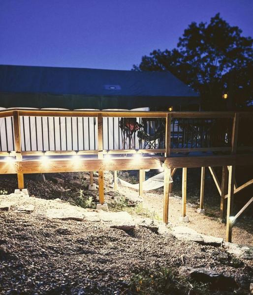 På billedet ses objektet Lovely Safari Tent with Treetop Views for Family Glamping in Missouri beliggende i byen Ava.