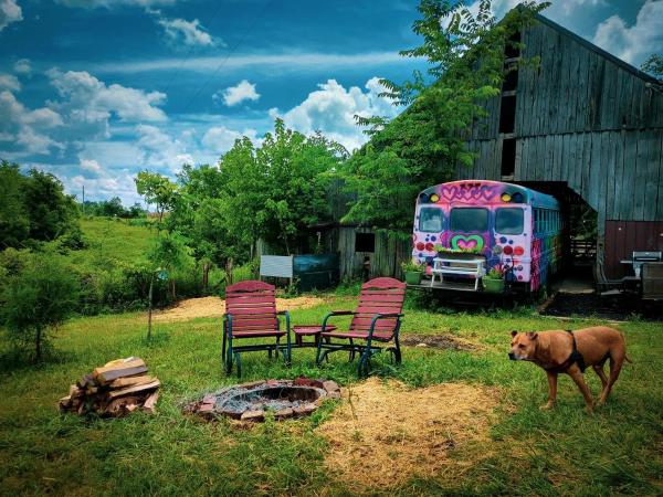 Na foto é possível ver o objeto Cozy Hot Tub “Love Bus” near Augusta, Kentucky localizado na cidade de Ewing.