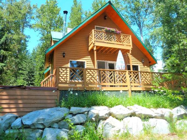 A la foto es mostra l'objecte Cozy Cabin with a Hot Tub on the Wenatchee River near Leavenworth, Washington situat a la ciutat de Plain.