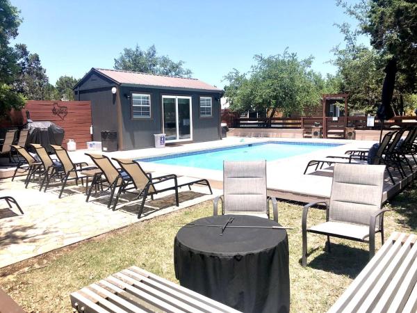 Auf dem Foto ist das Objekt Charming Cabin on a Glamping Resort with Swimming Pool in Austin, Texas in der Stadt Cedar Valley zu sehen.