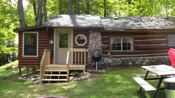 Na zdjęciu widoczny jest obiekt Calming Cabin Rental with Lake Views near Nicolet National Forest, Wisconsin położony w mieście New Post.