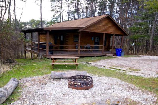 Na fotografii je vidět objekt Secluded Log Cabin with a Hot Tub near Bridle Trails in Logan, Ohio nacházející se ve městě Cedar Grove.