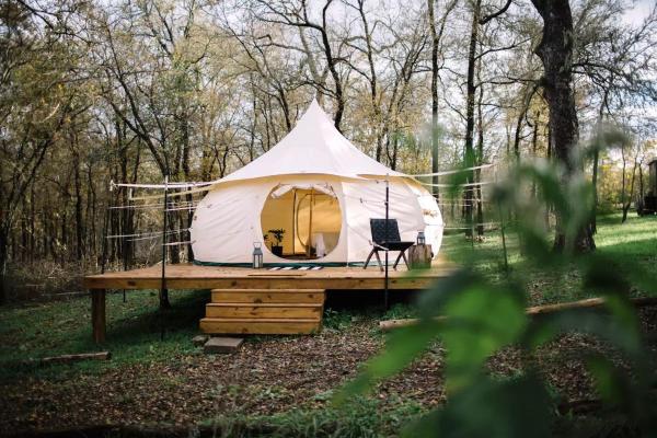 Na fotografii je vidět objekt Beautifully Furnished Bell Tent Rental for a Vacation in Elgin, Texas nacházející se ve městě Utley.