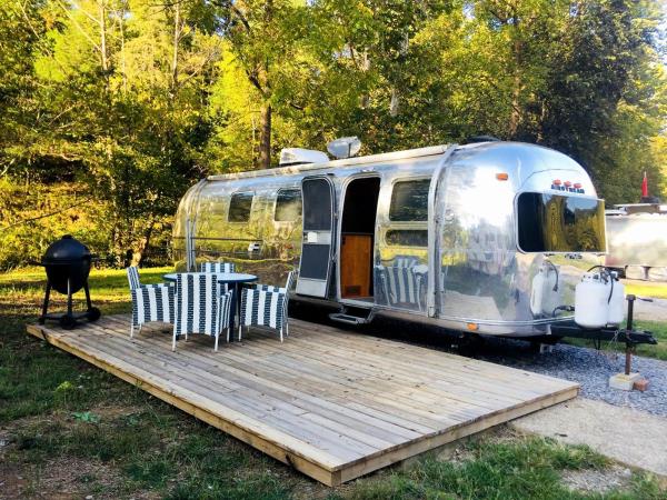 A la foto es mostra l'objecte Classy Airstream Land Yacht Rental with Modern Amenities near Gatlinburg, Tennessee situat a la ciutat de Shady Grove.