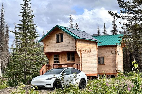 Na zdjęciu widoczny jest obiekt Solar Powered Lakefront Twin Tiny Houses in Cantwell Alaska, Perfect for a Group Getaway to Denali National Park położony w mieście Cantwell.