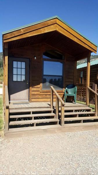 A la foto es mostra l'objecte Incredible Cabin with Magnificent Lake Sights in West Yellowstone, Montana situat a la ciutat de Lakeview.