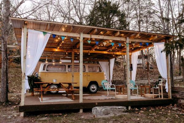 A la foto es mostra l'objecte Refurbished Campervan Rental Perfect for Glamping in Missouri situat a la ciutat de Saint Clair.