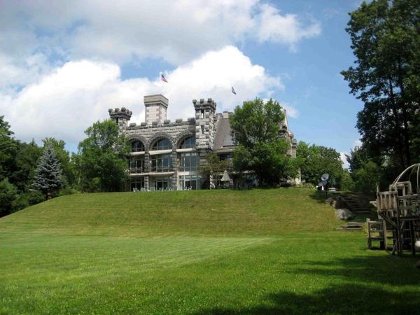 En la foto se muestra el objeto Spectacular Gothic-Style Castle with Private Pool and Hot Tub near Rindge, New Hampshire ubicado en la ciudad de Orange.