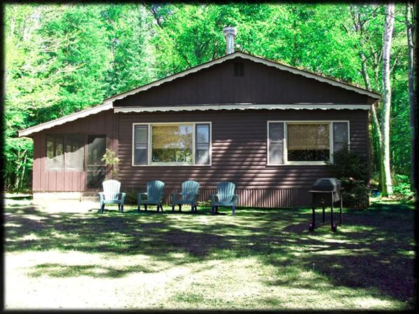 Nella foto è visibile l'oggetto Popular Family Cabin Rental on the Lake Edge in Eagle River, Wisconsin situato nella città di Eagle River.