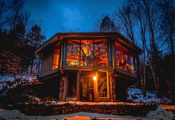 Auf dem Foto ist das Objekt Imaginative Octogonal Glass Treehouse on Seven Private Acres near Great Barrington, MA in der Stadt Chester zu sehen.