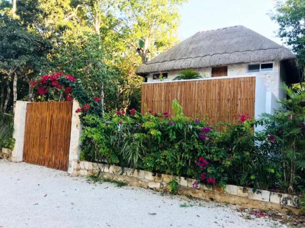 På billedet ses objektet Charming Jungle Villa with Private Jacuzzi near Cenotes in Chemuyil, Quintana Roo beliggende i byen Chacalal.