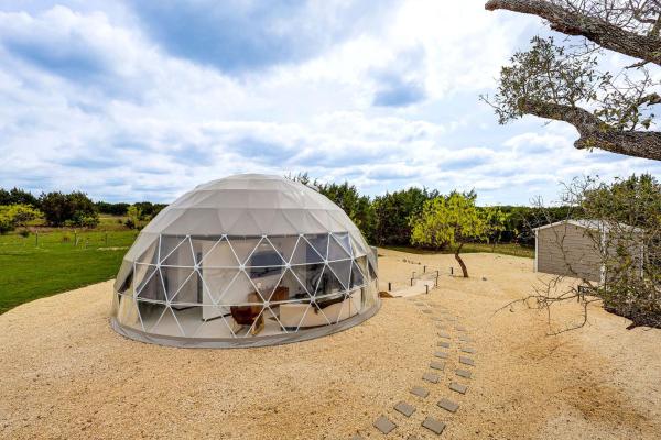 På billedet ses objektet Amazing Glamping Getaway under the Stars: Luxurious Dome Rental in Lampasas, Texas beliggende i byen Naruna.