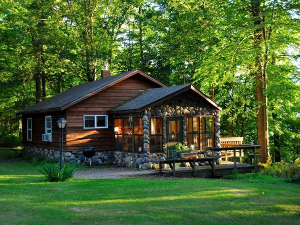 A la foto es mostra l'objecte Secluded Camping Cabin near Flambeau River State Forest, Wisconsin situat a la ciutat de Stone Lake.
