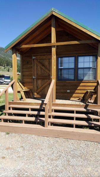 A la foto es mostra l'objecte Fantastic Cabin with Fire Pit Close to West Yellowstone, Montana situat a la ciutat de Lakeview.