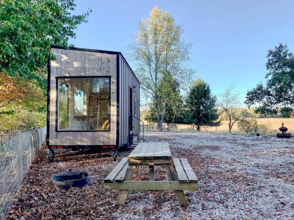 Na fotografii je vidět objekt Cozy Tiny House on a Farm in Fredericksburg, Indiana - Perfect Romantic Glamping Destination nacházející se ve městě Salem.