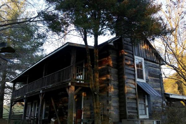 På billedet ses objektet Rustic Cabin Rental with a Fireplace near Kingsport in Rogersville, Tennessee beliggende i byen Rogersville.