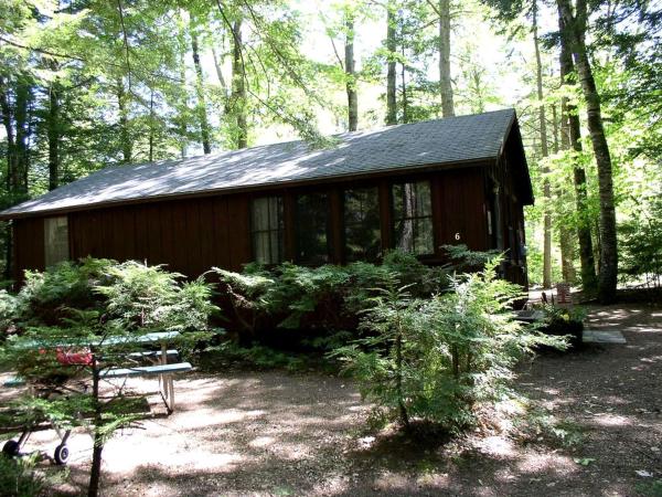 Na zdjęciu widoczny jest obiekt Cozy Cottage Rental with Lovely Beach Views on Halfmoon Lake, New Hampshire położony w mieście Milton.