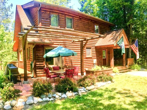 Cozy And Spacious Log Cabin Rental Near Burt Lake State Park In Michigan - Indian River, MI