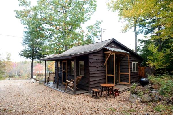A la foto es mostra l'objecte Romantic Couples' Cabin Getaway in Pittsfield, New Hampshire situat a la ciutat de Deerfield.