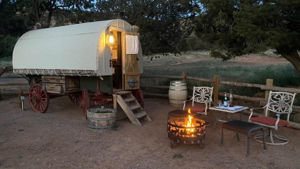 A la foto es mostra l'objecte Shepherds Camp Wagon Near Capitol Reef National Park situat a la ciutat de Grover.