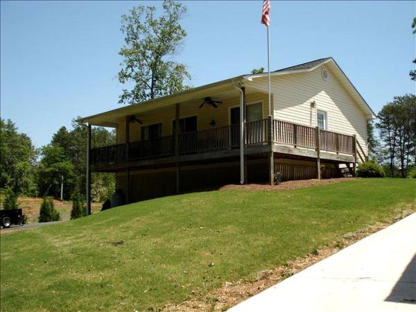 Na fotografii je vidět objekt Lakefront Cottage Getaway on Lake Hartwell in Westminster, South Carolina nacházející se ve městě Whitacre.