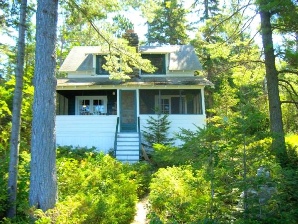 Na fotografii je vidět objekt Historic Vacation Rental located near Mackinaw City, Michigan nacházející se ve městě Cecil.