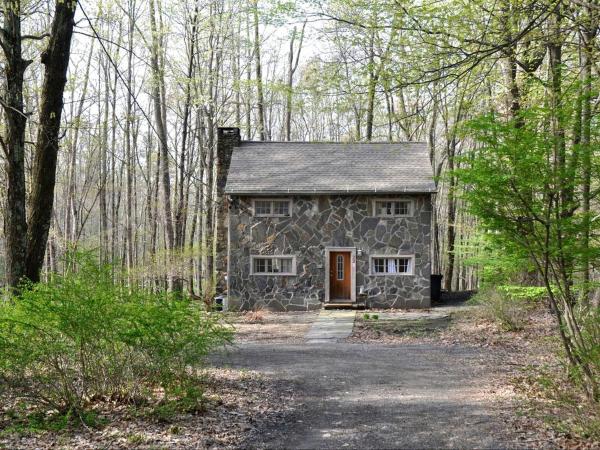 På billedet ses objektet Idyllic Getaway Cottage in the Woods near Woodstock, New York beliggende i byen Bearsville.