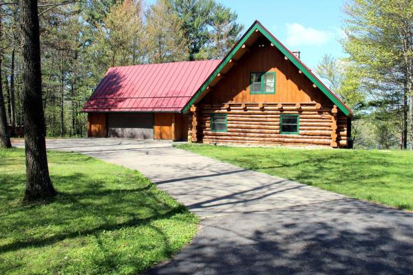 Nella foto è visibile l'oggetto Amazing Lakefront Cabin with Game Room and Fire Pit in Stevens Point, Wisconsin situato nella città di Iola.