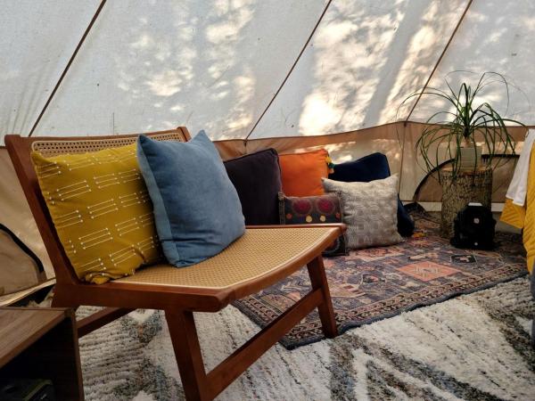 På billedet ses objektet Forest Retreat: Immerse Yourself in Nature with this Chic Bell Tent in Loris, SC beliggende i byen Loris.