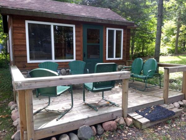 På billedet ses objektet Lakeside Cabin Rental in the Woodlands of Indian Point, Wisconsin beliggende i byen Weirgor.