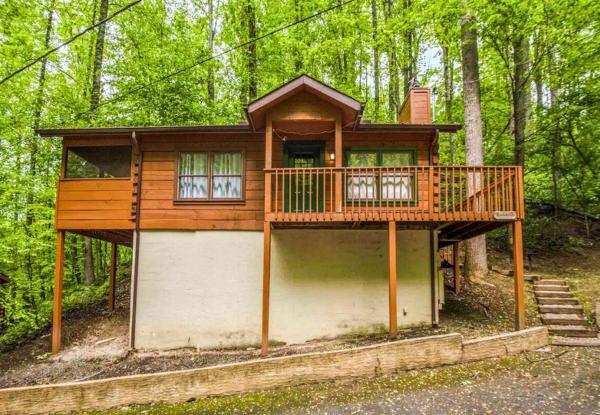На фото показан объект Romantic and Cozy Cabin Designed for Relaxation in Sevierville, Tennessee, расположенный в городе Zion Grove.