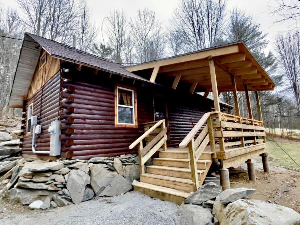 På billedet ses objektet Romantic Escapes to New Hampshire in this Cozy Log Cabin in Lisbon beliggende i byen Lisbon.