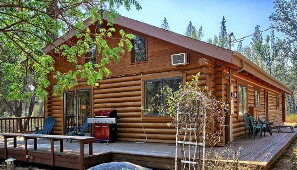 På billedet ses objektet Cozy Log Cabin near Yosemite National Park in California beliggende i byen Elliott Corner.