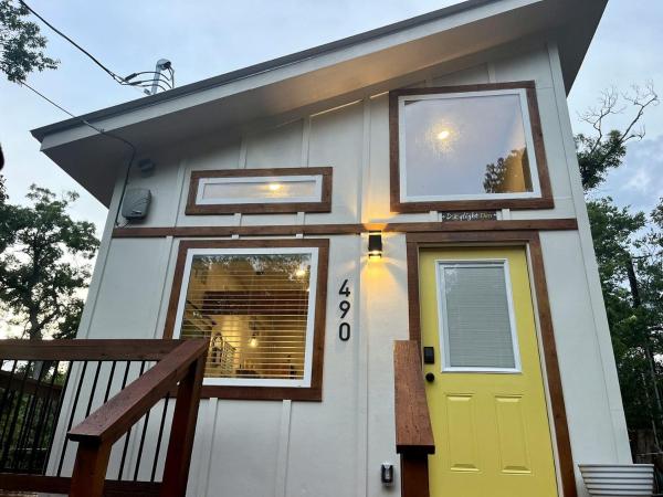 På bildet vises objektet Romantic Getaways to the New Braunfels in this Fully-Equipped Tiny House in Texas som ligger i byen Fourth Crossing.