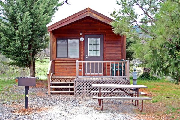 En la foto se muestra el objeto Affordable Cabin Getaway with Great Shared Facilities near Yosemite National Park ubicado en la ciudad de Second Garrotte.