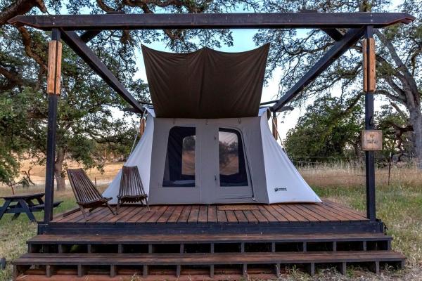 A la foto es mostra l'objecte Cute, Lakeside Glamping Bell Tent + Amenities, Wheatland, California situat a la ciutat de Wheatland.