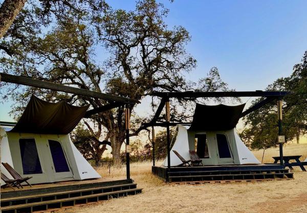 Cute, Lakeside Glamping Bell Tent + Amenities, Wheatland, Californiaの写真4