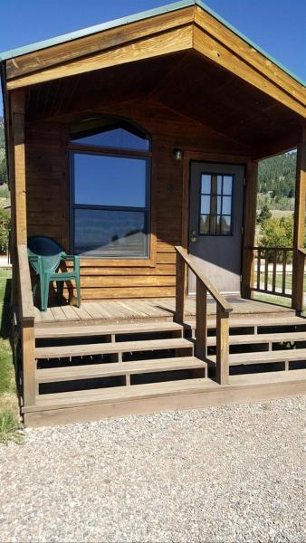 A la foto es mostra l'objecte Impressive Cabin with Gorgeous Lake Vistas near West Yellowstone, Montana situat a la ciutat de Lakeview.
